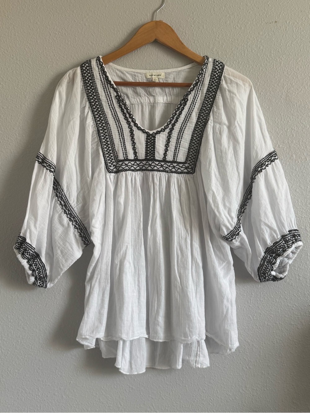 Large Max Studio boho top, flowy, Embroidered peasant top - Picture 2 of 6